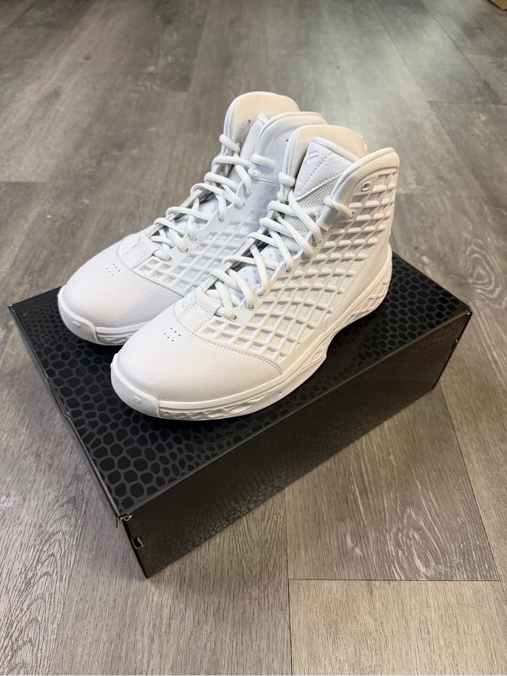 Nike GS Kobe III Halo HQ2304-100 White/White/White Sz 7Y Brand New Authentic